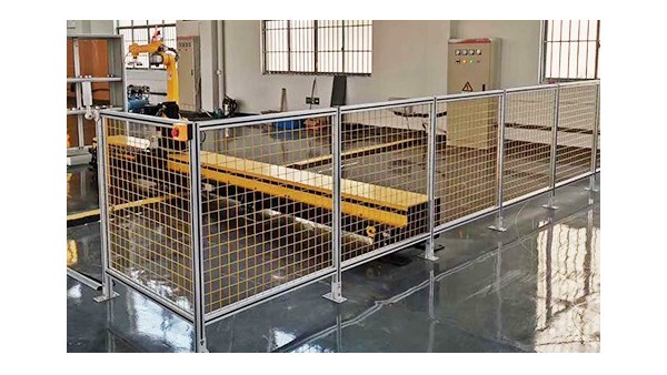 鋁型材圍欄的哪些特點使其適用于工業環境？